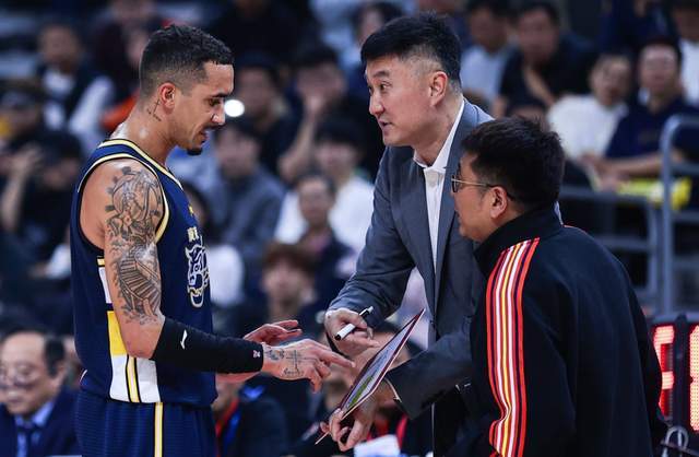 半岛在线-CBA争冠形势大变！两大豪门轰然倒下，上海成搅局者，黑马俯冲前4