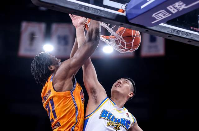 半岛在线-CBA争冠形势大变！两大豪门轰然倒下，上海成搅局者，黑马俯冲前4