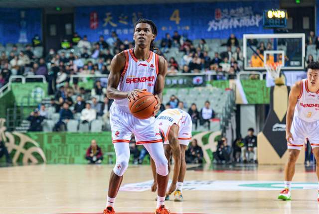 半岛在线-CBA争冠形势大变！两大豪门轰然倒下，上海成搅局者，黑马俯冲前4