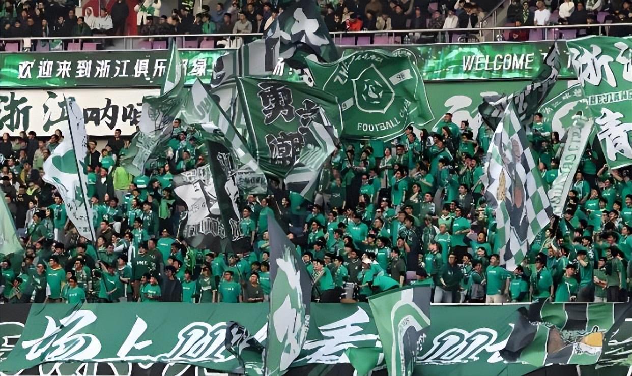 半岛-当浙江球员本轮向球迷谢场时，谁注意到王钰栋这个举动，引发热议